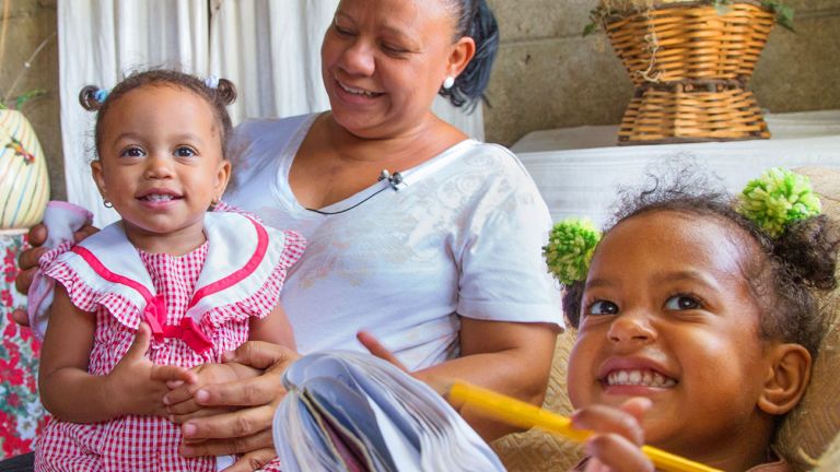 Abuela con sus nietos