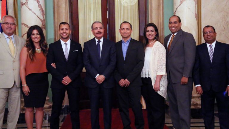 Danilo Medina con misioneros