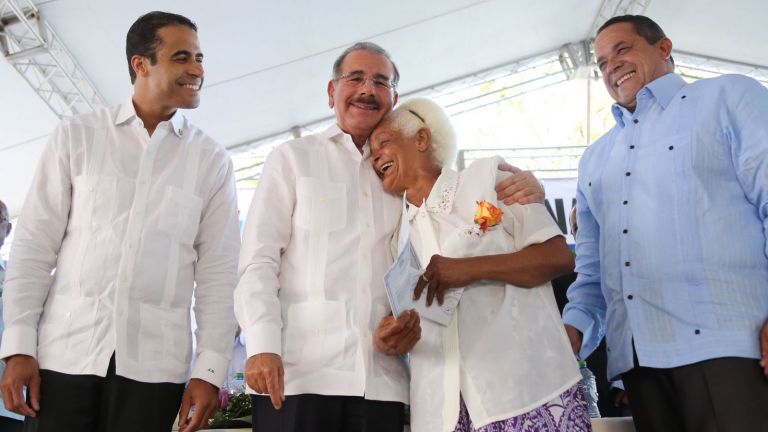 Danilo Medina abraza señora