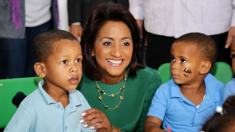 Primera Dama Cándida Montilla de Medina comparte con los niños
