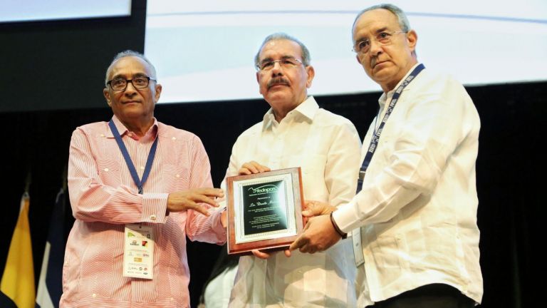 Presidente Danilo Medina recibe ¡placa de reconocimiento