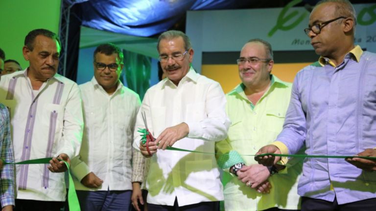 Presidente Danilo Medina corta la cinta para dejar abierta la feria