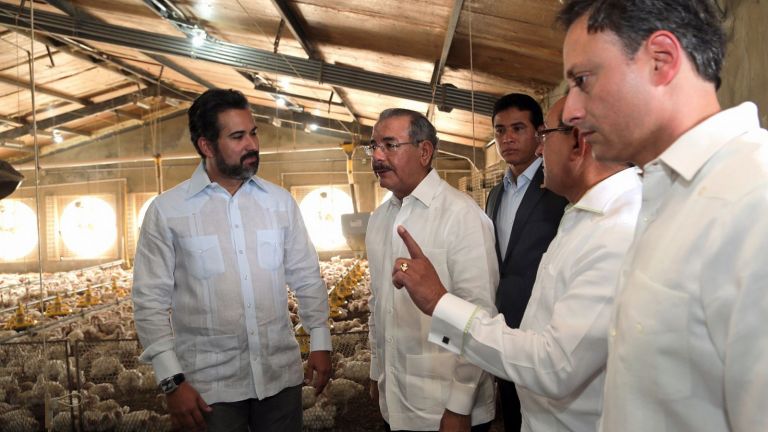 Presidente Danilo Medina, junto a ejecutivos de Pollo Cibao y al director del CEI-RD, Jean Alain Rodríguez