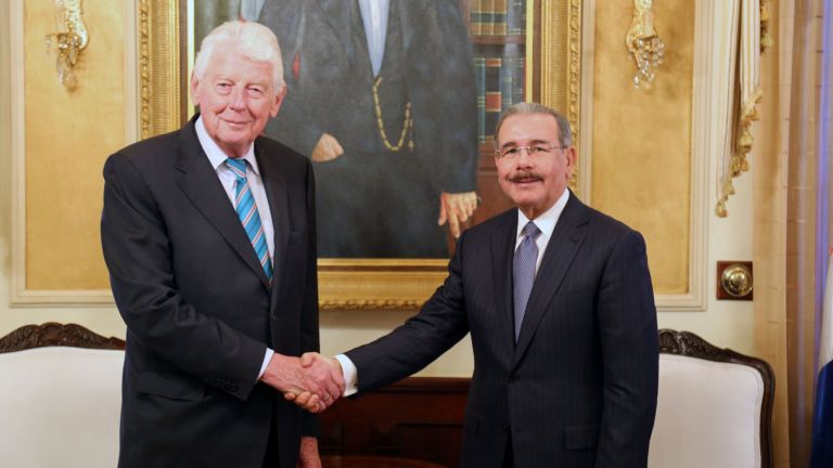 Presidente Danilo Medina y ex primer ministro de Los Países Bajos, Willem (Wim) Kok 