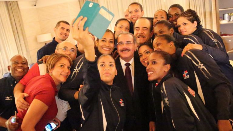 Presidente Danilo Medina comparte con jugadoras de la Selección Nacional de Voleibol