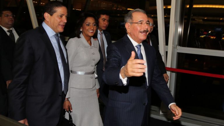 Presidente Danilo Medina llega a Nueva York acompañado de la Primera Dama Cándida Montilla de Medina; su asistente personal, Carlos Pared Pérez y el jefe de Seguridad Presidencial, mayor general Adán Cáceres Silvestre