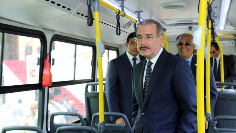 Presidente Danilo Medina en un autobús de la OMSA