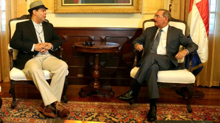 Danilo Medina recibe a Fernando Villalona en Palacio Nacional.