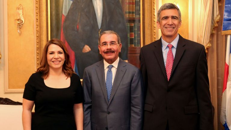 Presidente Danilo Medina junto a ejecutivos de Copa Airline.