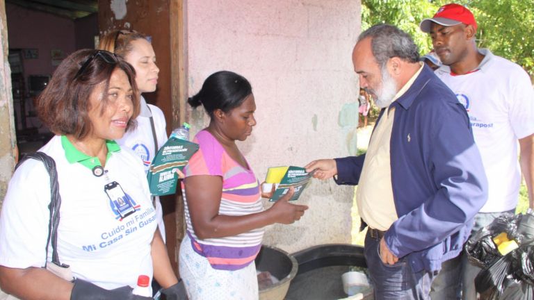 Francisco Pagán durante operativo contra el dengue en Monte Plata