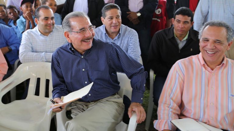 Danilo Medina y José Ramón Peralta en sillas plásticas.