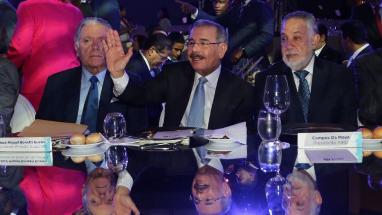 Danilo Medina junto a miembros AIRD y presidente Campos de Moya