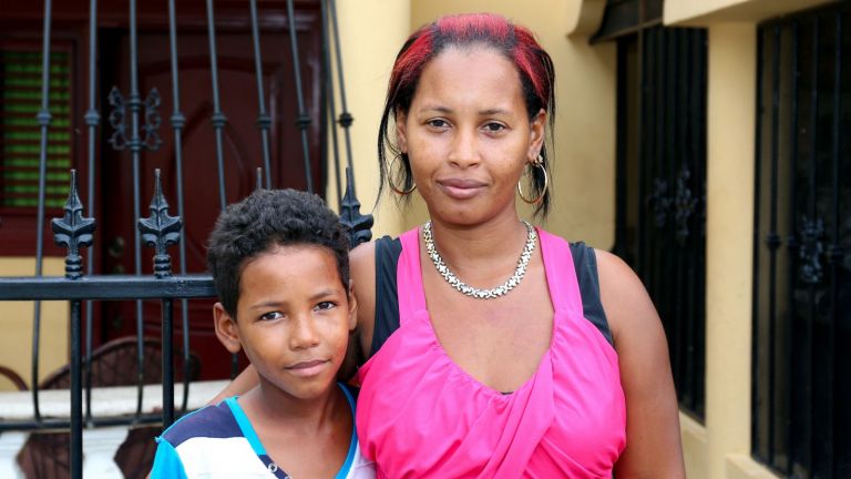 Madre con su hijo que estudiará en la Escuela Básica Eugenio María de Hostos