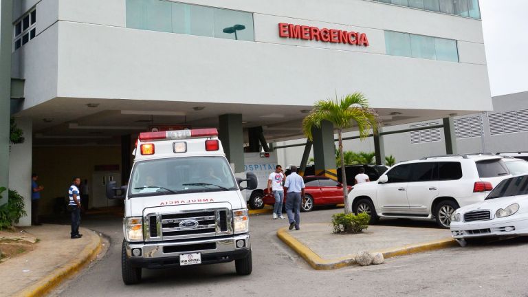 Una ambulancia del 911 llegando a emergencia de un hospital