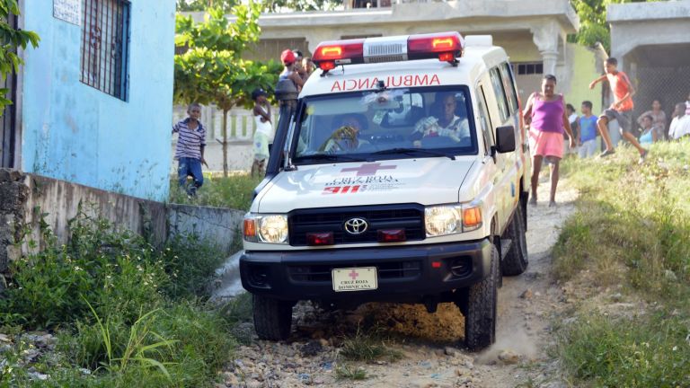 Ambulancia 911 auxiliando a paciente 