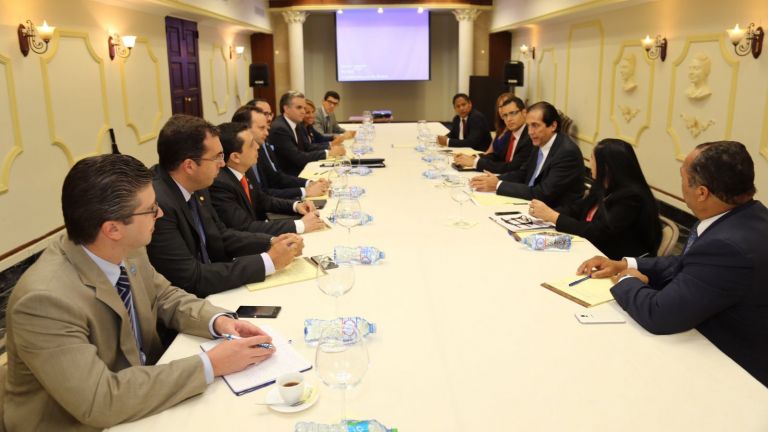 Gustavo Montalvo reunido con miembros de la Asociación de Fiduciarias 