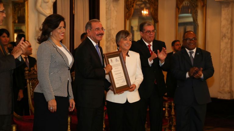 Danilo Medina y la vice junto a Margarita Cordero durante el Premio Nacional de Periodismo