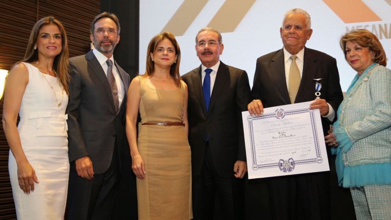 Danilo Medina junto a ejecutivos de Acoprovi