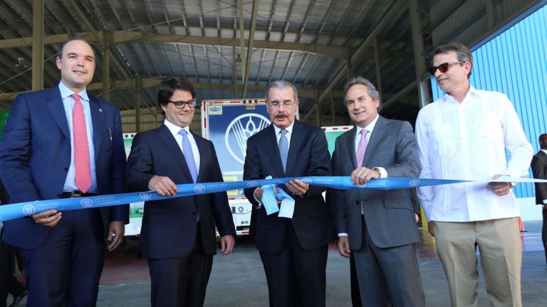 Danilo Medina con ejecutivos de la Cervecería Dominicana 