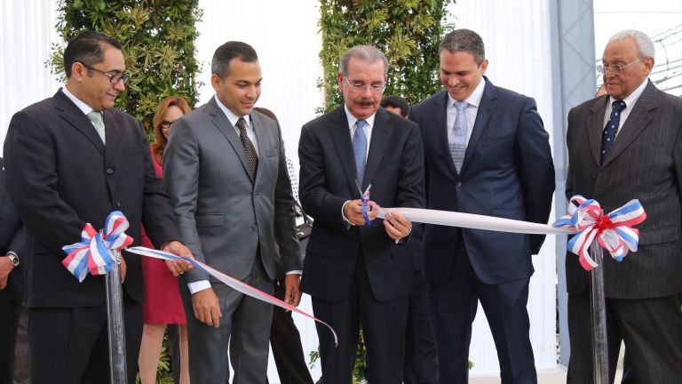 Danilo Medina junto a ejecutivos del Centro de Diagnóstico e Imágenes Médicas (CIMEN)