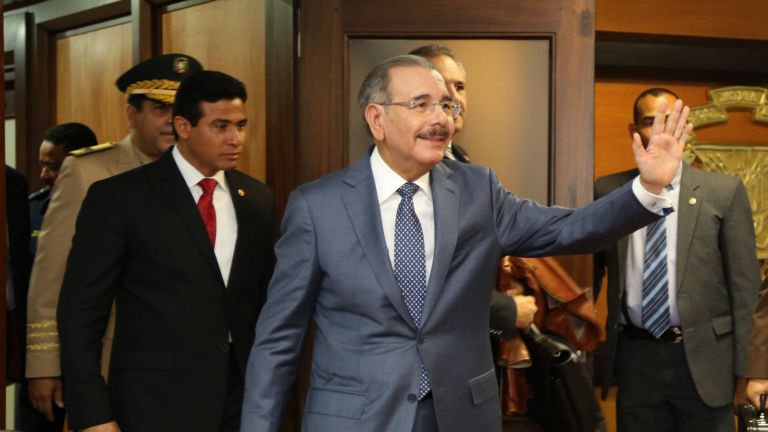 Danilo Medina parte a Francia