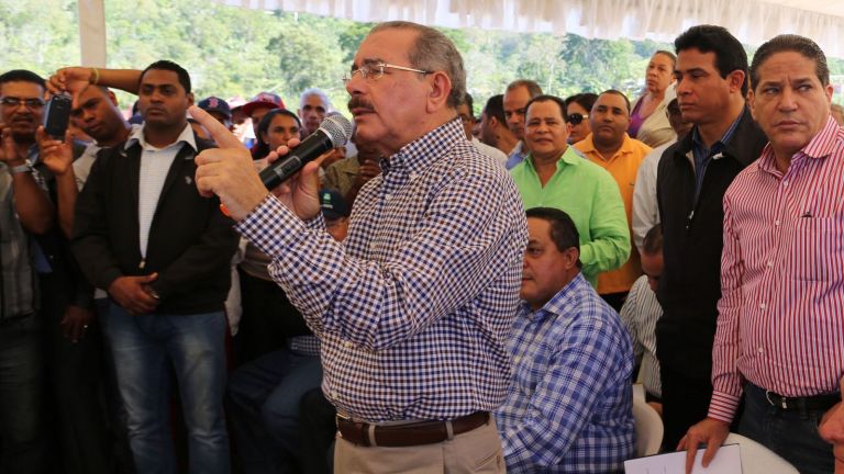 Danilo Medina con agricultores y apicultores