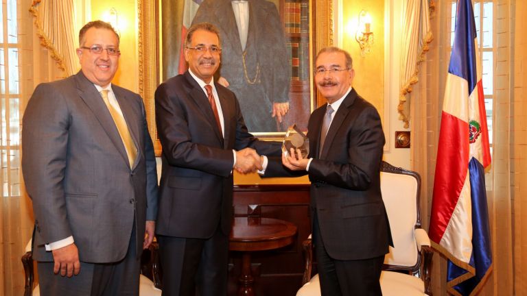 Presidente Danilo Medina recibe estatuilla