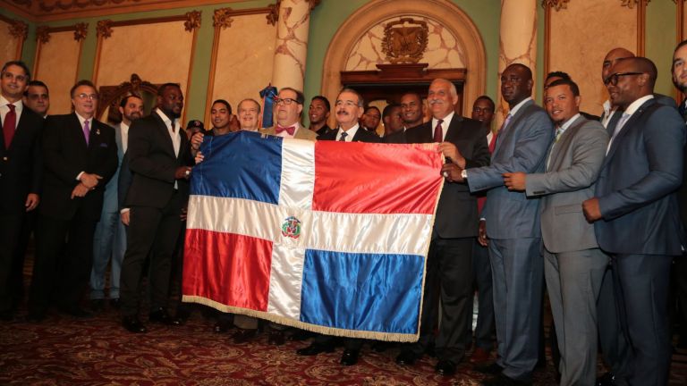 Presidente Danilo Medina entrega Bandera Nacional al equipo Leones del Escogido