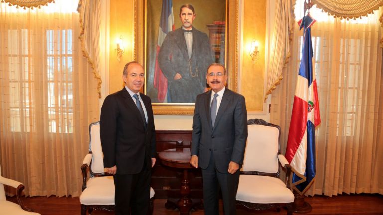 Danilo Medina recibe a expresidente mexicano Felipe Calderón.