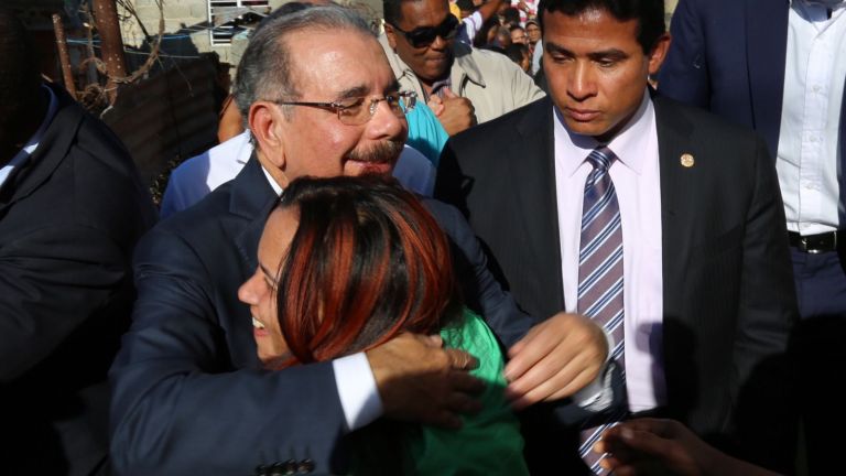  Danilo Medina abraza mujer en Los Guaricanos