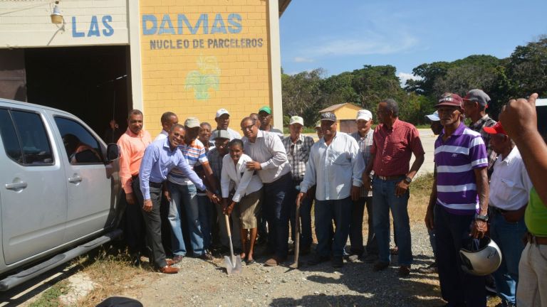En cumplimiento a una promesa del presidente Danilo Medina durante una Visita Sorpresa a esta provincia, el Instituto Agrario Dominicano (IAD) inició la rehabilitación de la Factoría Las Damas, lo que beneficiará a más de 500 familias.