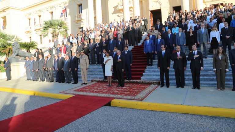 Danilo Medina y Cándida Montilla de Medina encabezan acto izamiento Bandera.