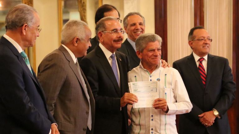 Danilo Medina entrega RD$200 millones a 40 organizaciones de pequeños productores.