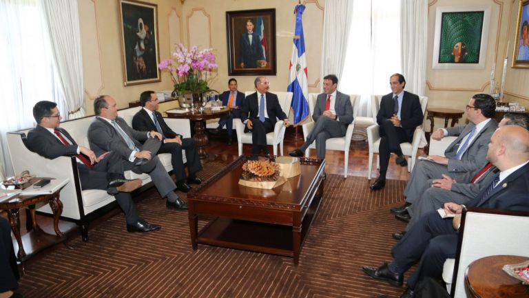 Danilo Medina y delegación Borriquaña