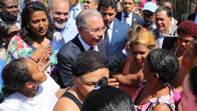 Danilo Medina hablando con ciudadanos