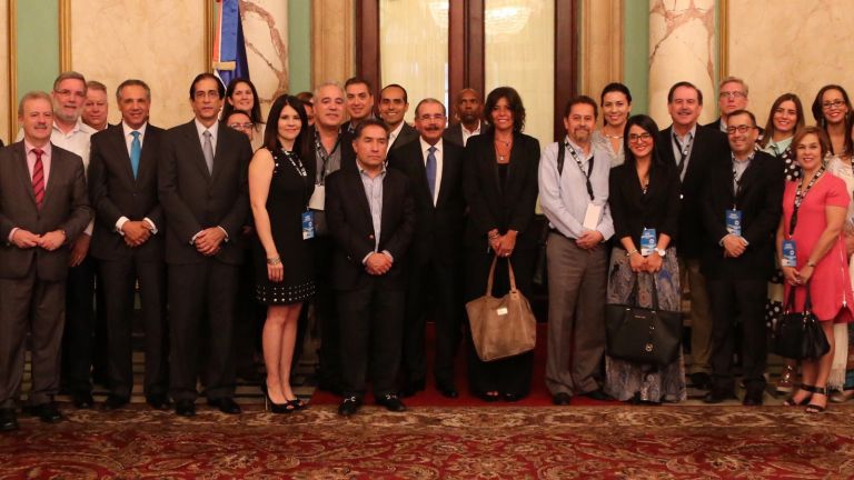Danilo Medina junto a representantes Alianza Informativa Latinoamericana 