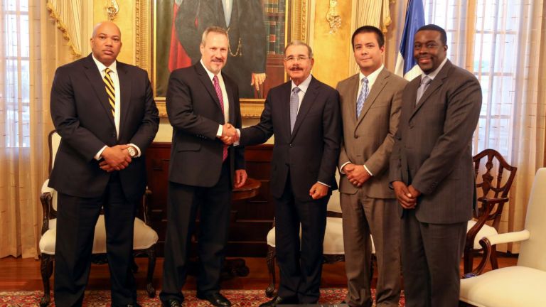 Danilo Medina junto a nuevo director regional DEA