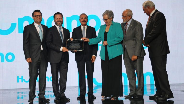 Danilo Medina recibe reconocimiento de parte de ejecutivos de ARD Humano