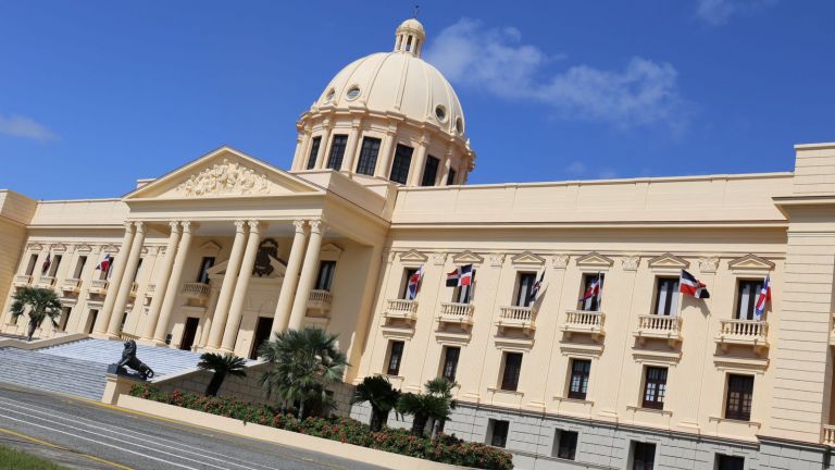 Explanada frontal del Palacio Nacional de República Dominicana 