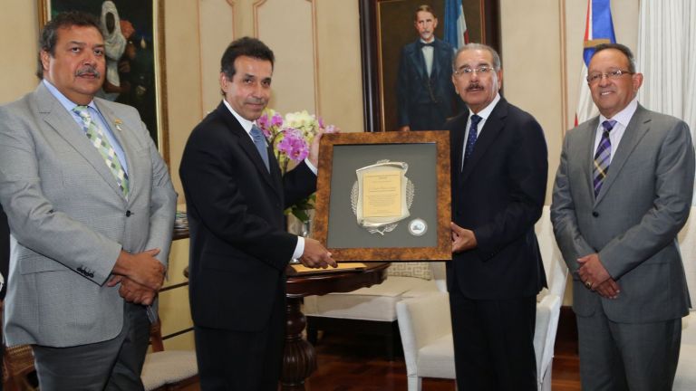 Presidente Danilo Medina recibe reconocimiento de parte de ADOFA