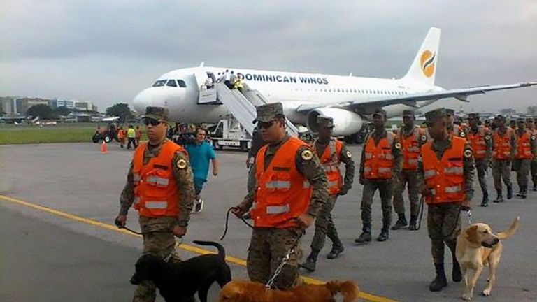 Socorristas y unidades caninas del Gobierno dominicano llegan a Ecuador