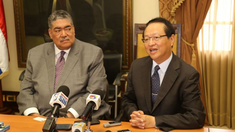 Ministro de Integración Regional, Miguel Mejía y el embajador de Taiwán en el país, Valentino Ji Zen Tang