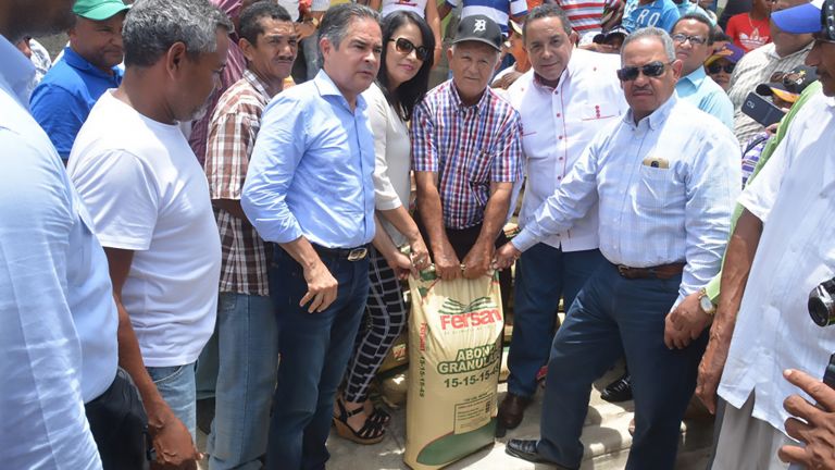 IAD realiza donaciones a agricultores de Santiago Rodríguez 