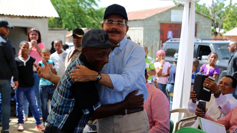 Danilo Medina abraza a agricultor 
