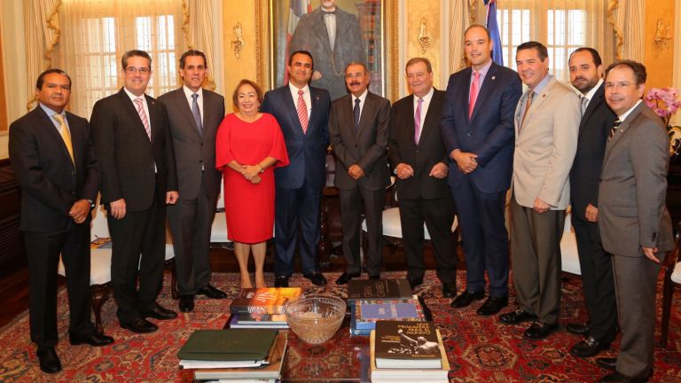 Danilo Medina y directivos ADOZONA en Palacio Nacional 