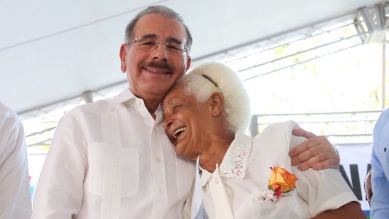 Danilo Medina junto a señora