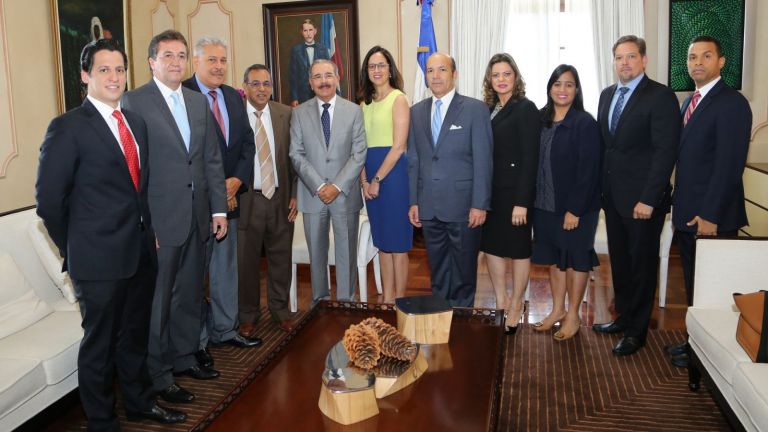 Miembros de AIREN reunidos con Danilo Medina en Palacio Nacional 
