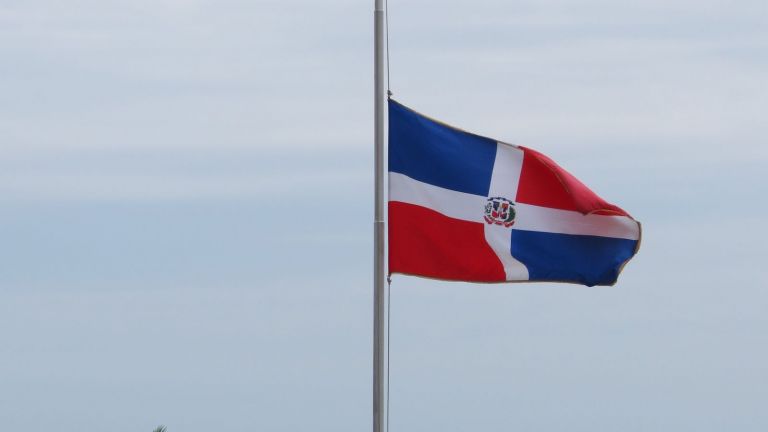 Bandera de la República Dominicana a media asta