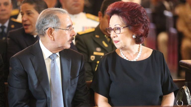 Danilo Medina da condolencias a viuda de Imbert Barrera.