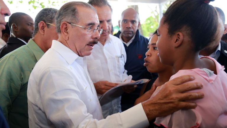 Danilo Medina habla con mujer 